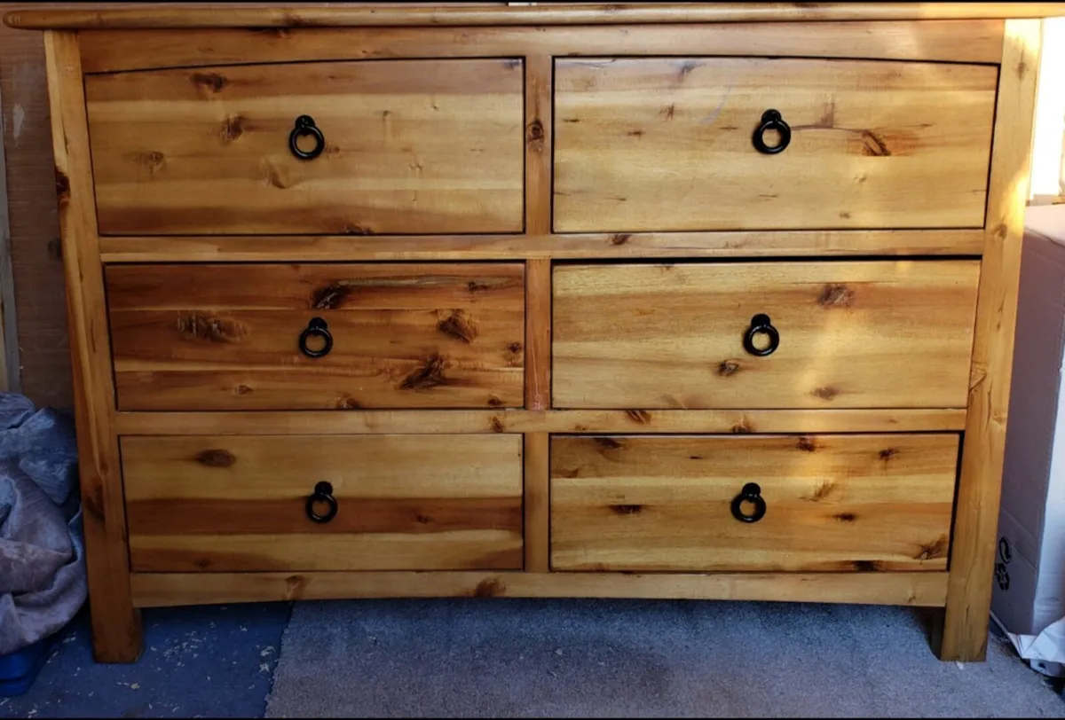 Oak chest of drawers