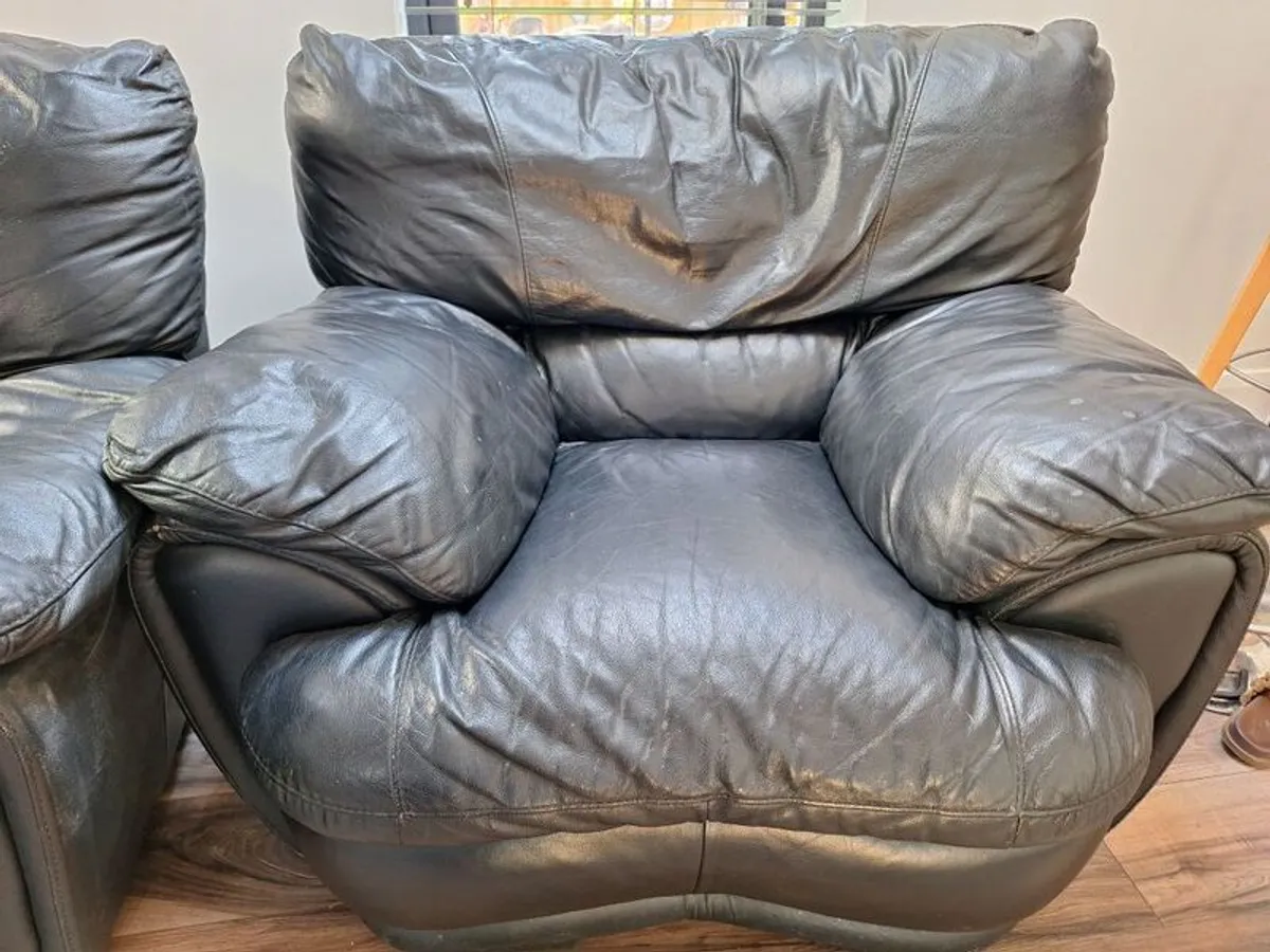 Italian Black Leather 3 seater and two armchairs - Image 3