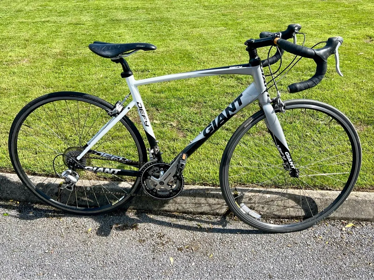 Giant Defy 3 race bike - Image 1
