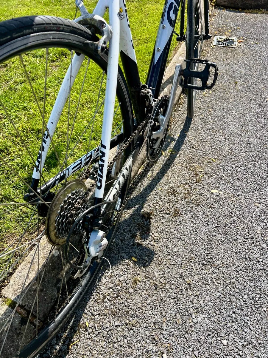 Giant Defy 3 race bike - Image 4