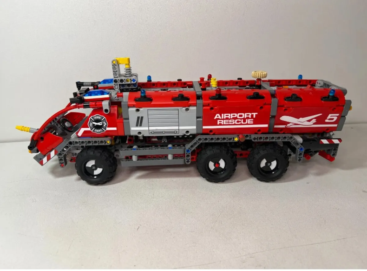 Lego Technic airport rescue vehicle 42068 - Image 2
