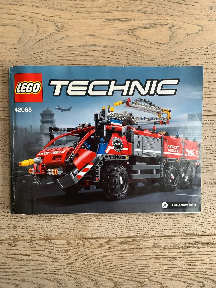 Lego Technic airport rescue vehicle 42068 - Image 3
