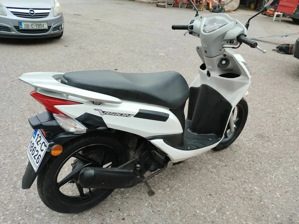 Honda Vision scooter 49 cc - Image 1