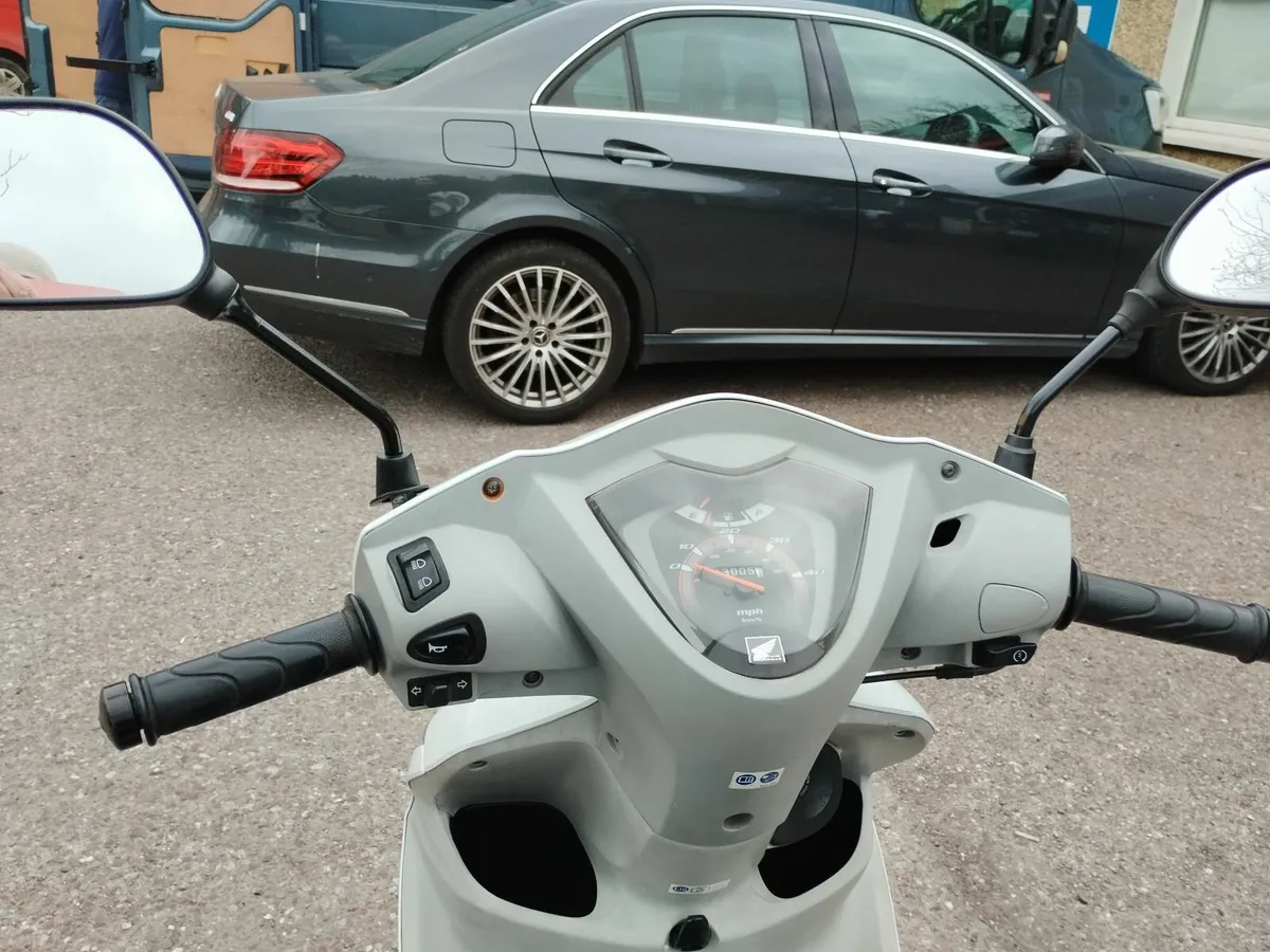 Honda Vision scooter 49 cc - Image 2