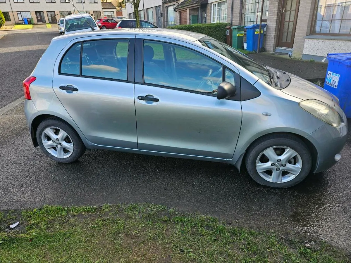 Toyota Yaris 1.0 petrol 2006 silver - Image 2
