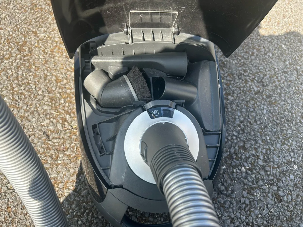 Miele C-2 Hoover - Image 3