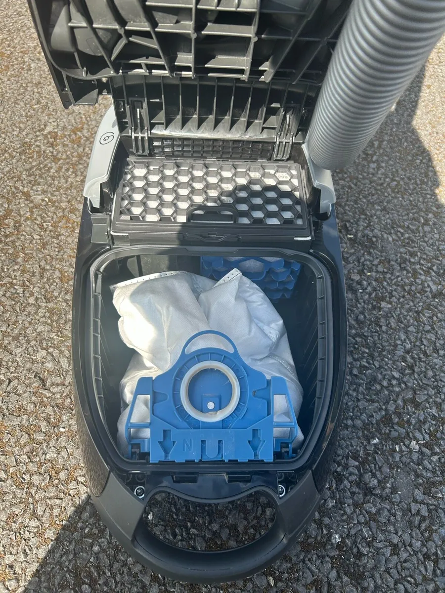 Miele C-2 Hoover - Image 4