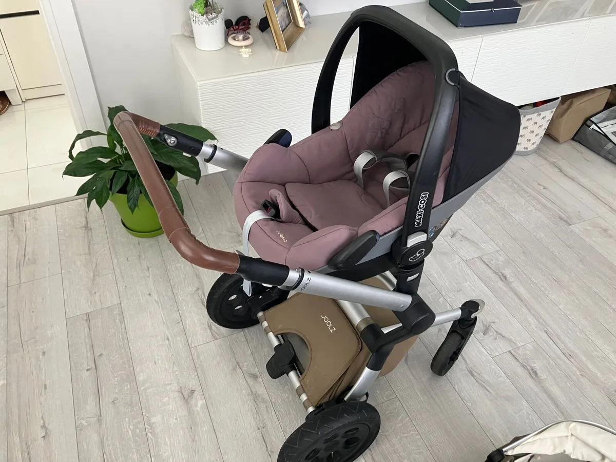 3 in 1 Joolz pram with car seat - Image 1