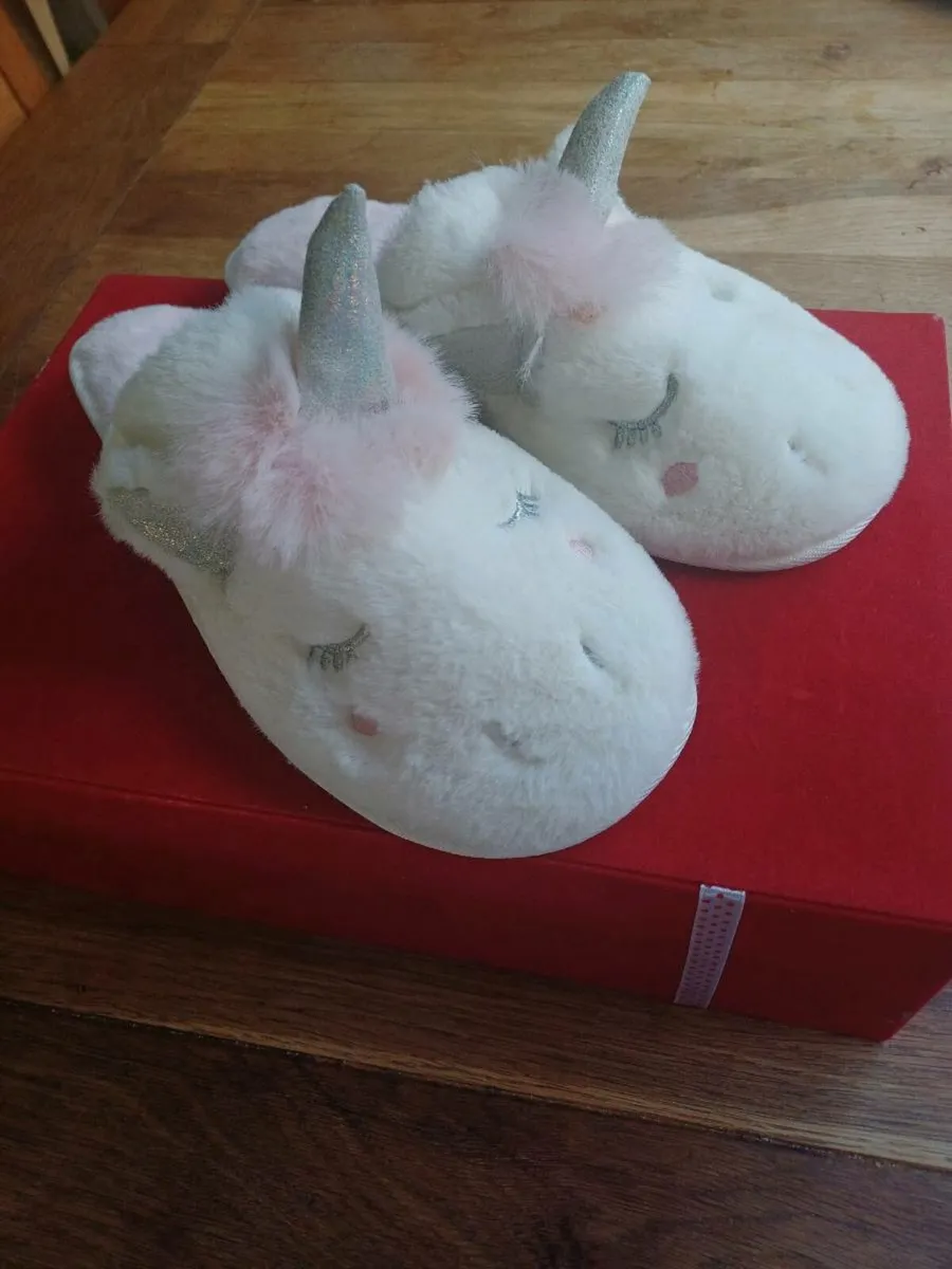 Girls slippers - Image 1