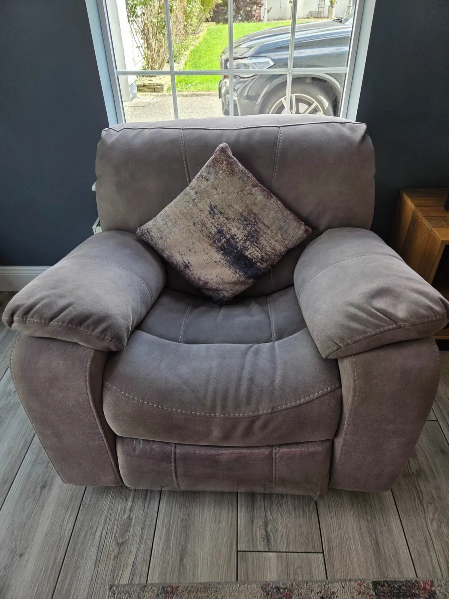 Reclining armchairs x 2 - Image 1