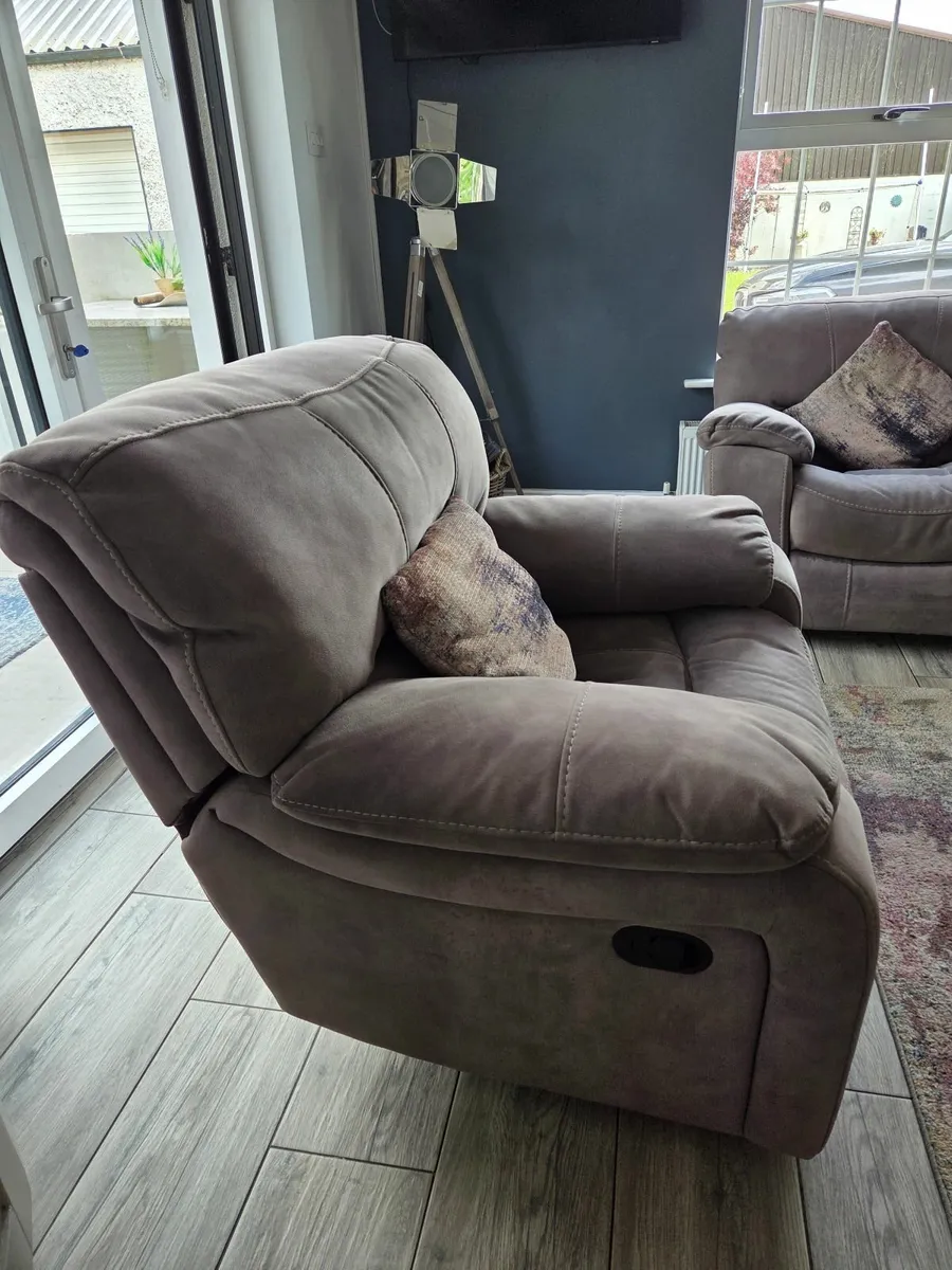 Reclining armchairs x 2 - Image 4