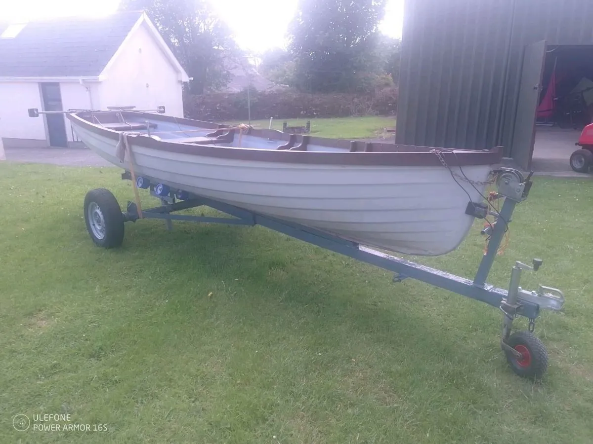 17' lake boat - Image 1