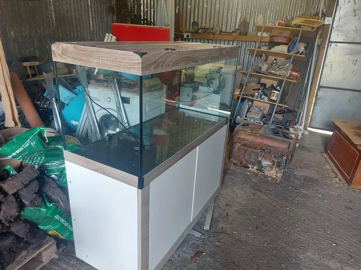 Large aquarium - Image 1