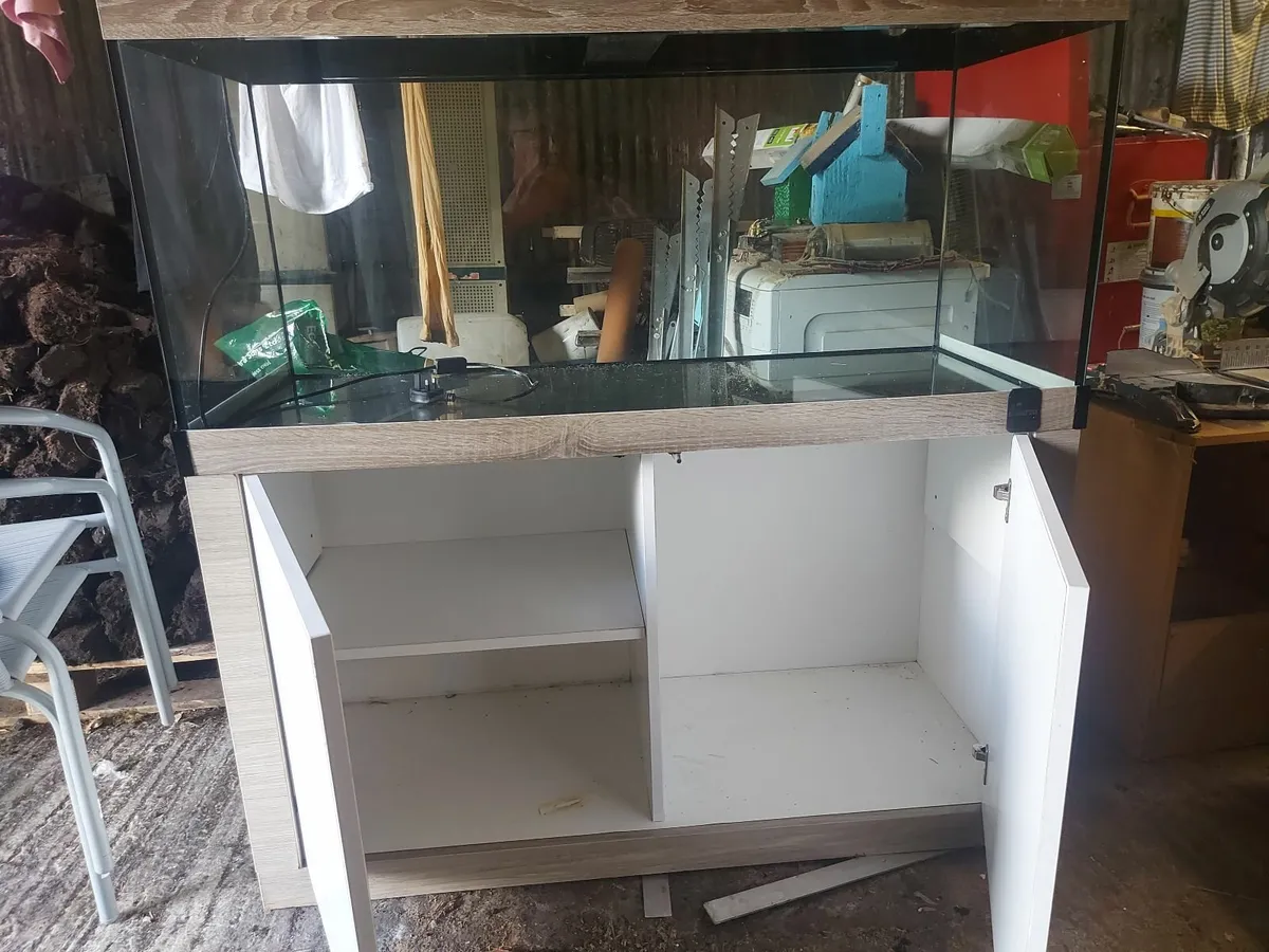 Large aquarium - Image 3