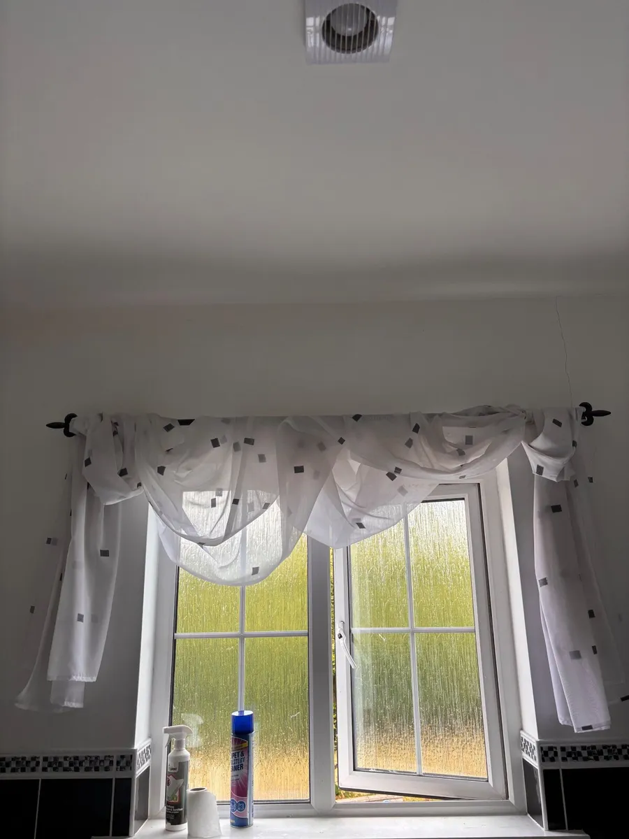 Curtains - Image 2