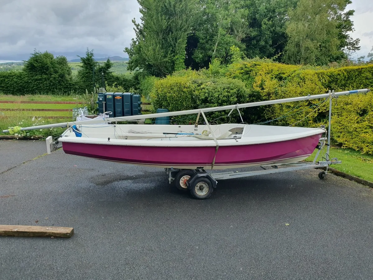 Wayfarer sailing dinghy - Image 1