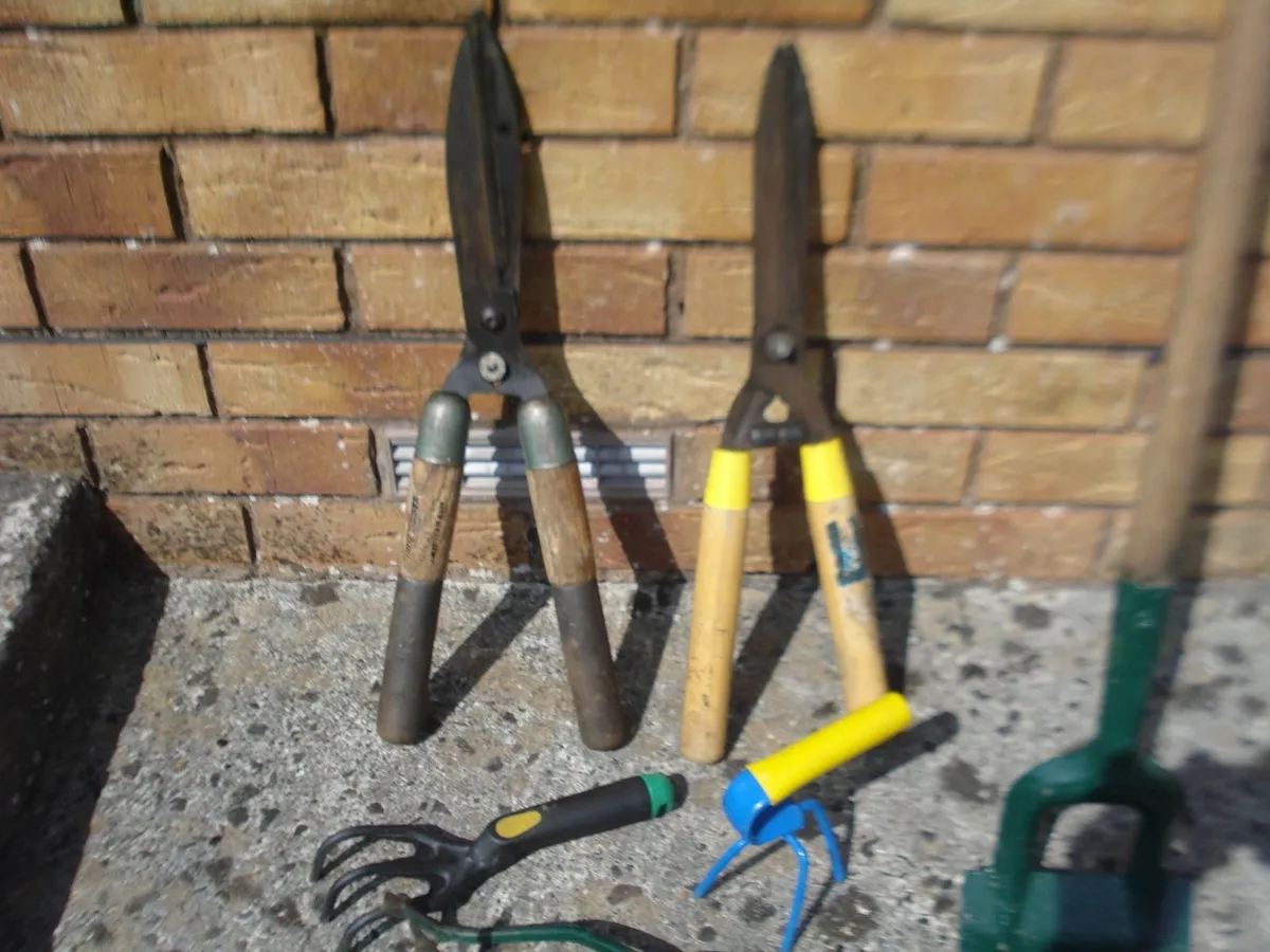 SHED CLEAROUT OF OLD GARDEN TOOLS. 6. - Image 2