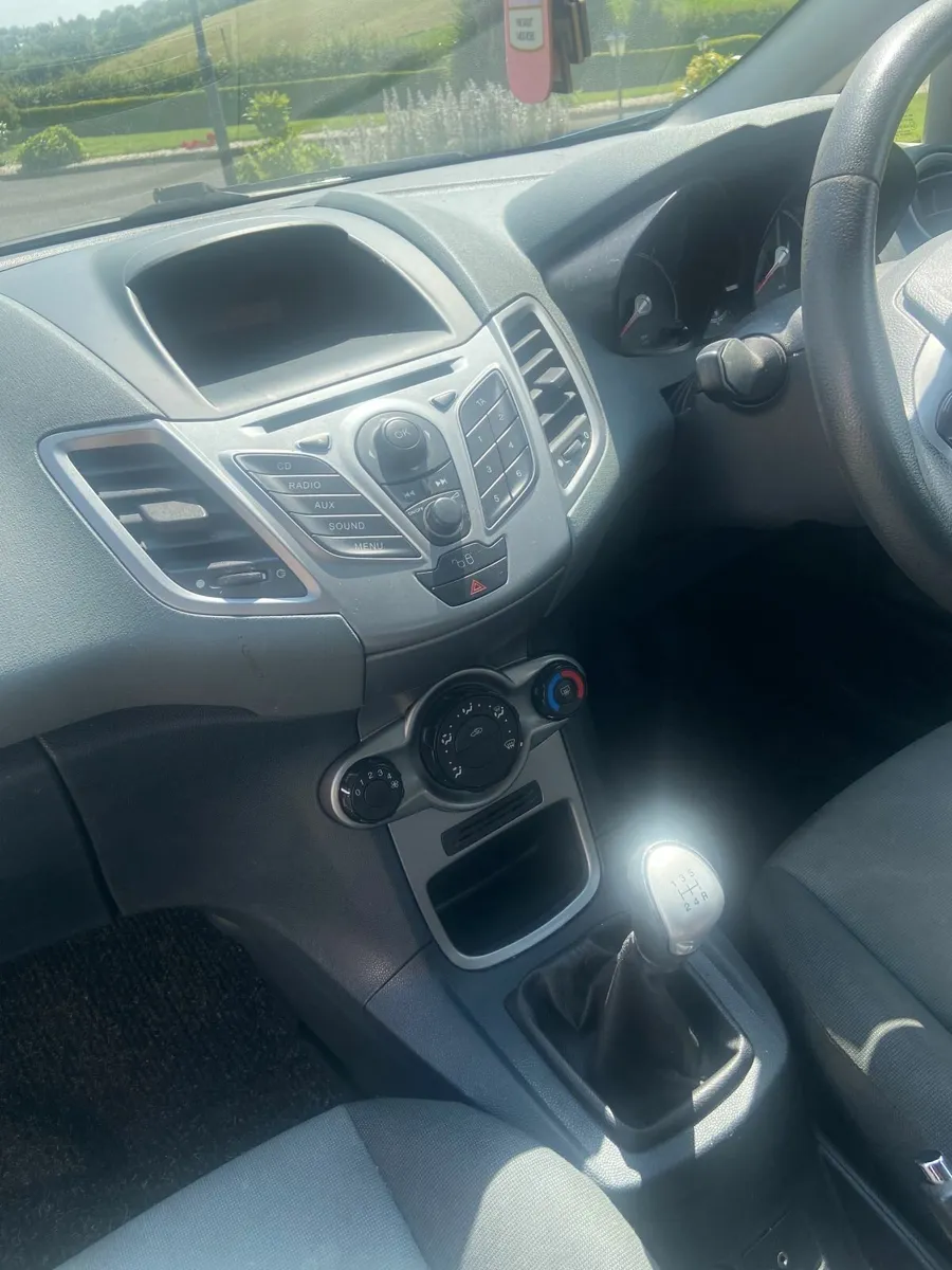 Ford Fiesta 2010 - Image 2
