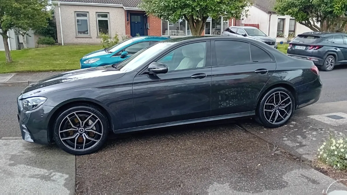 Mercedes-Benz E-Class 2023 - Image 2
