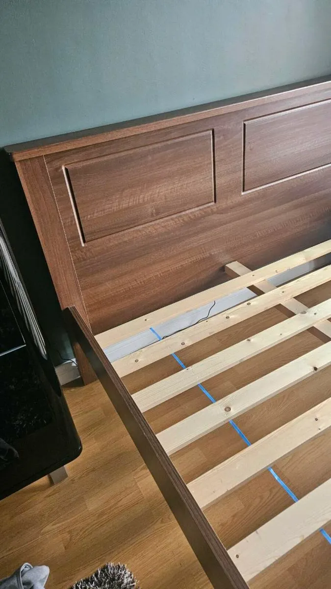 5ft bed frame like new