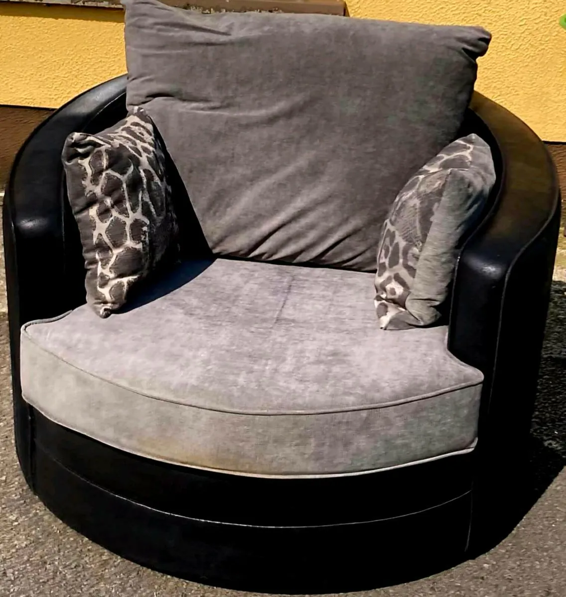 Large swivel cuddle chair - Image 1