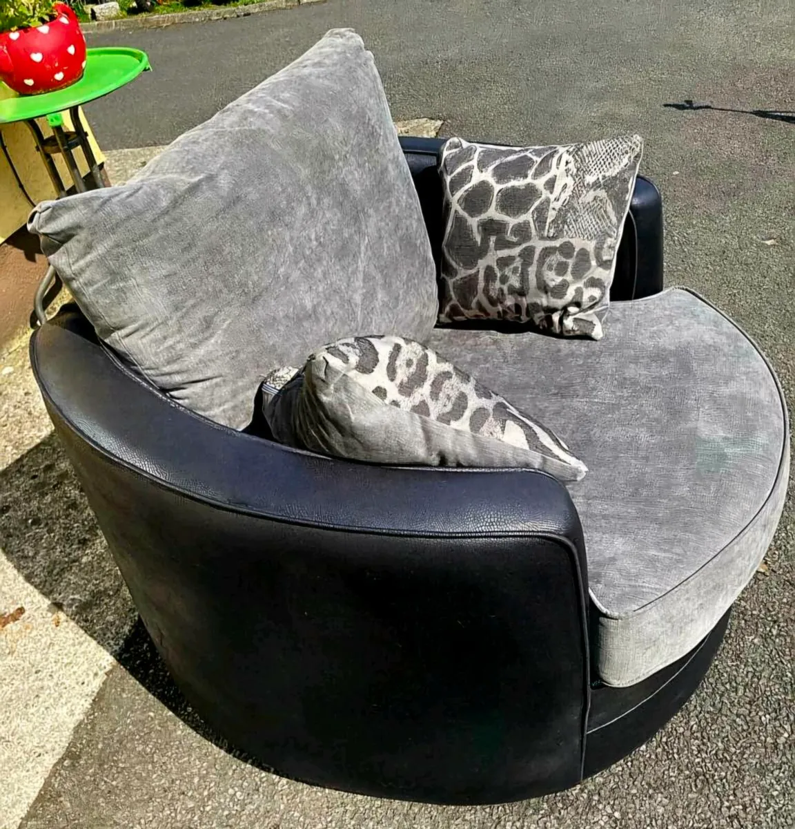 Large swivel cuddle chair - Image 2