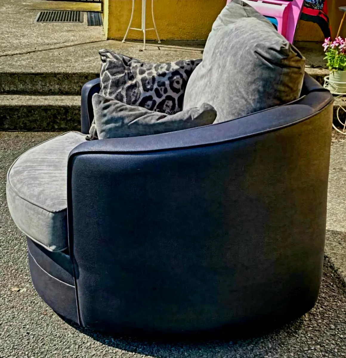 Large swivel cuddle chair - Image 3