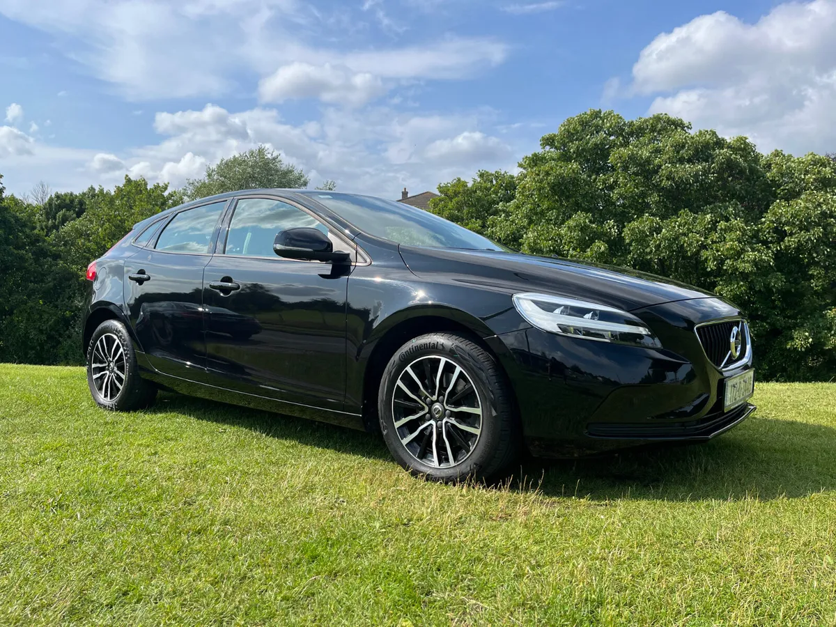 2017  Volvo V40 T2 Momentum 2.0 - Image 1