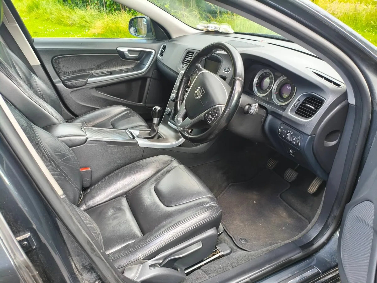 Volvo V60 2011 - Image 2