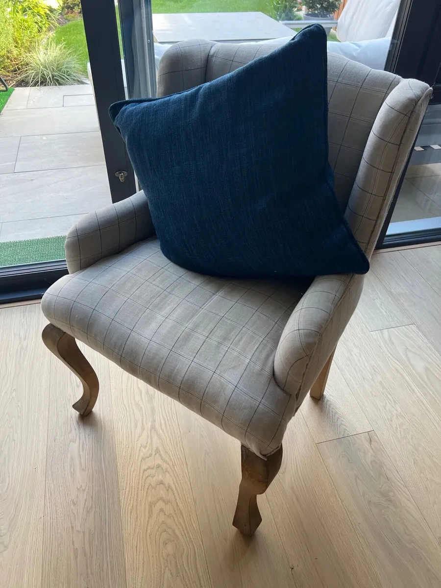 Wood beige chair and deco pillow - Image 1