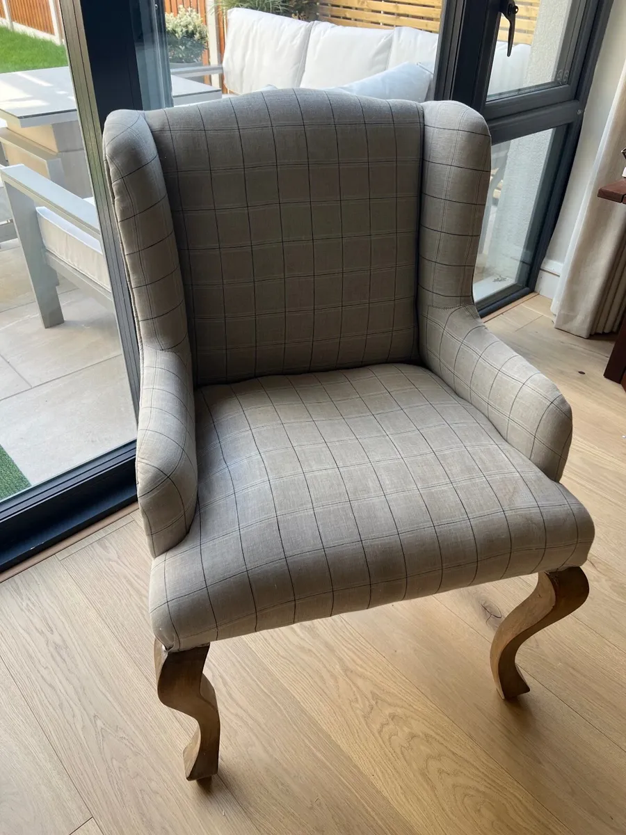 Wood beige chair and deco pillow - Image 3