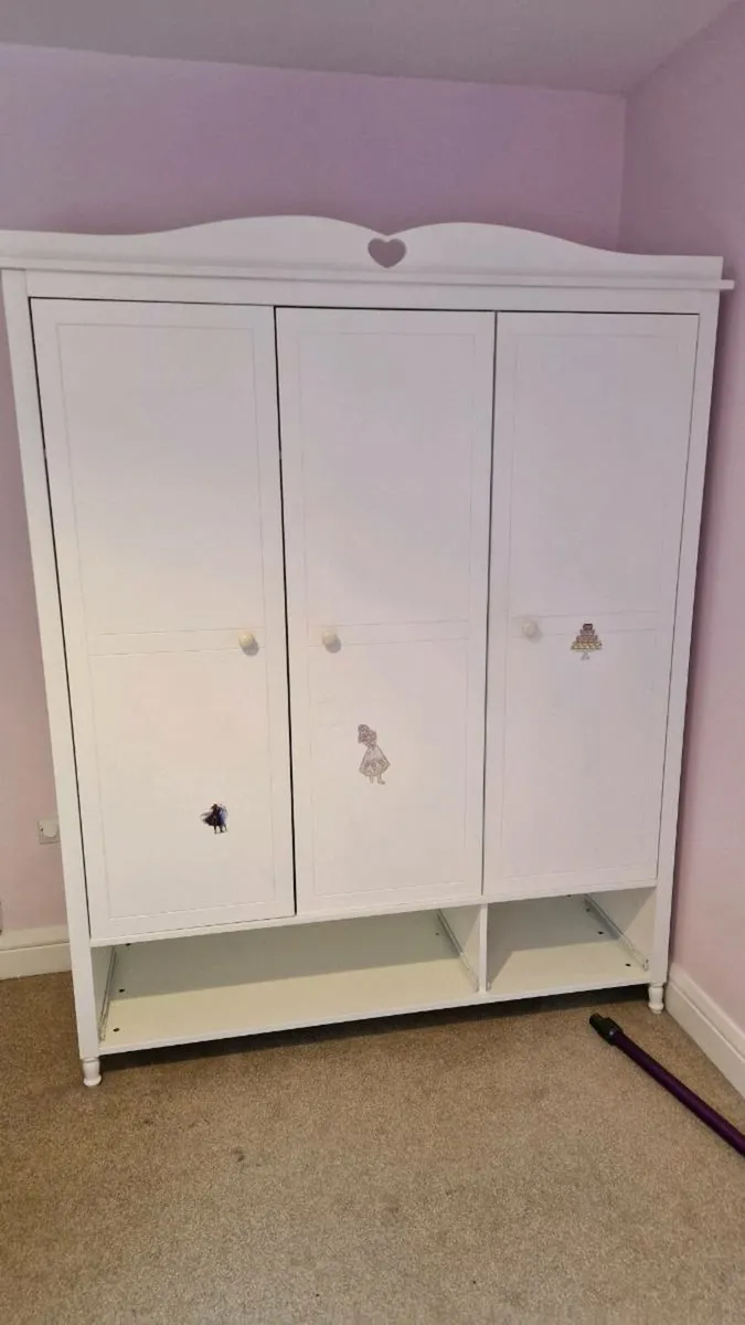 Kids wardrobe - Image 1