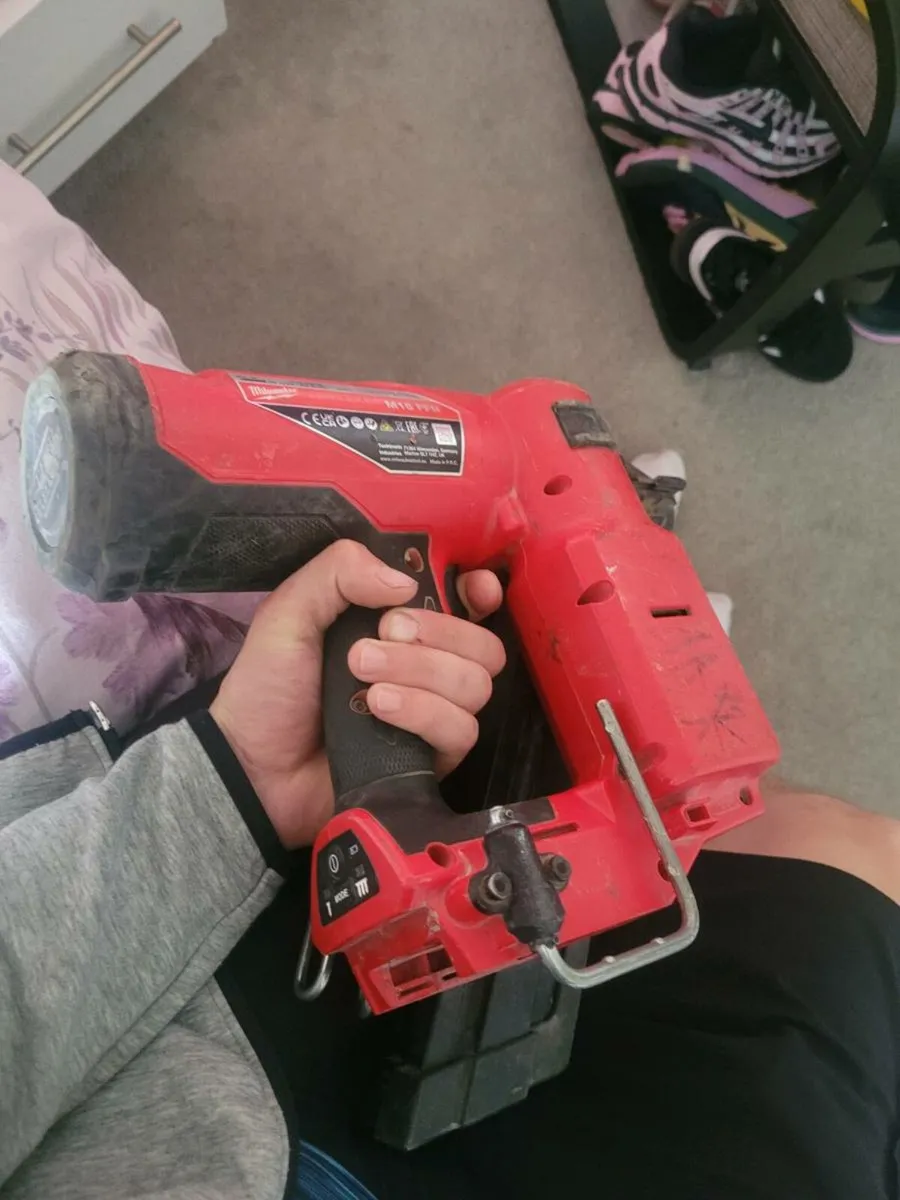 Milwaukee nail gun 7 - Image 3