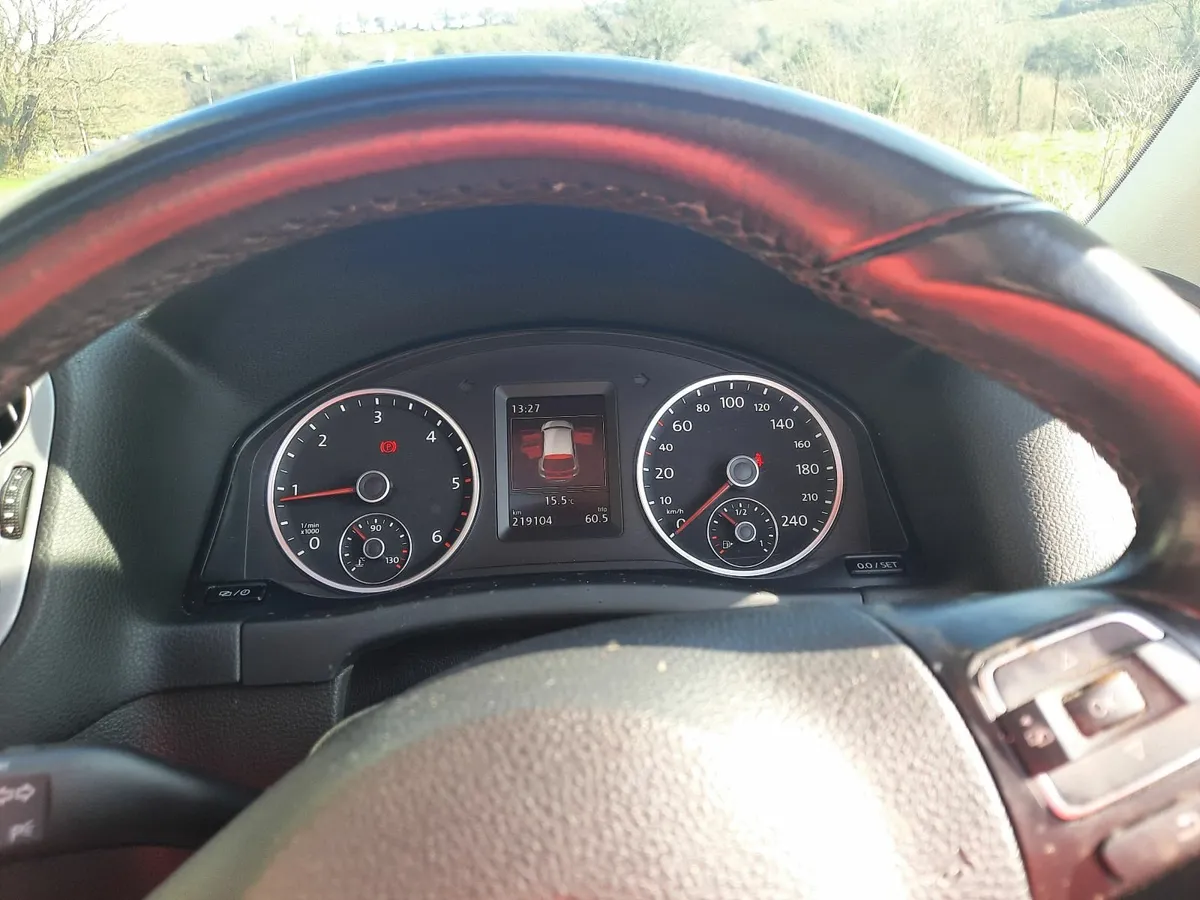 Volkswagen Tiguan 2015 - Image 2
