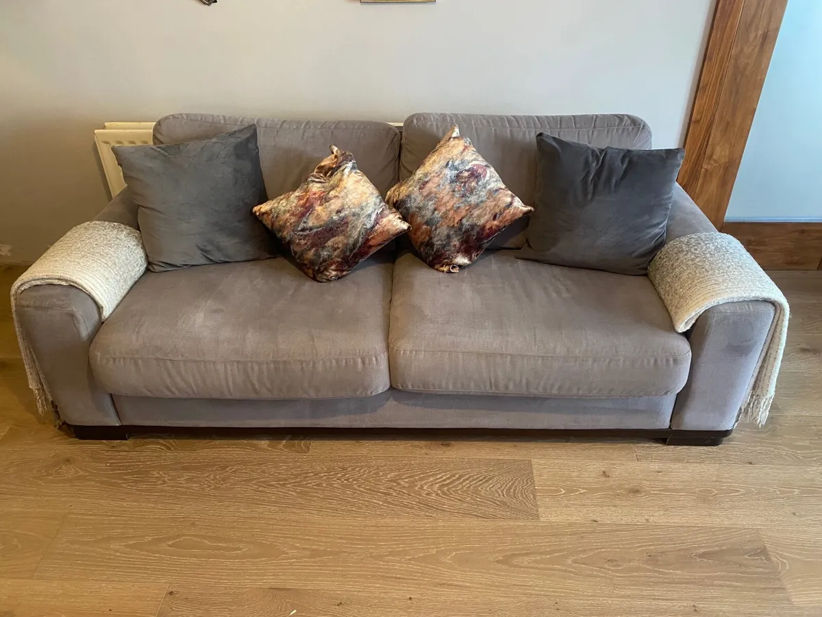 4 seater and 2 seater set of sitting room sofas - Image 1