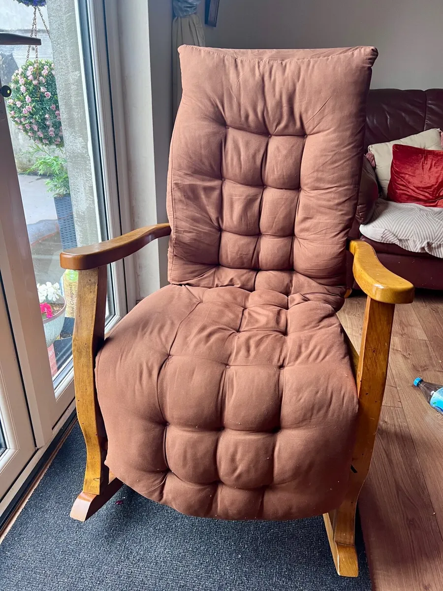 Rocking chair with free cushion - Image 3