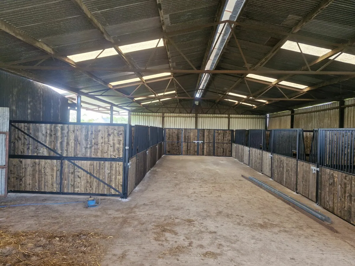 Stables and field shelters - Image 1