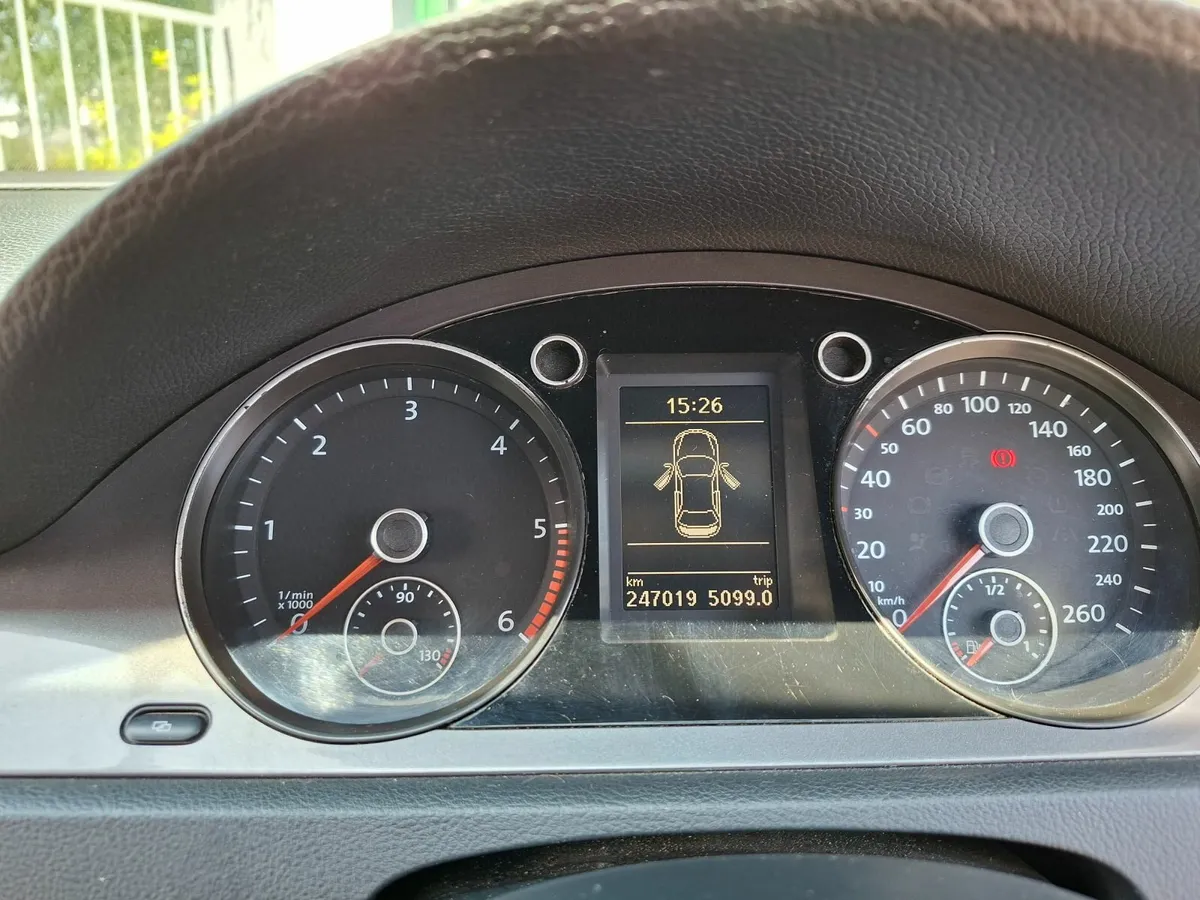 Volkswagen Passat 2010 - Image 2