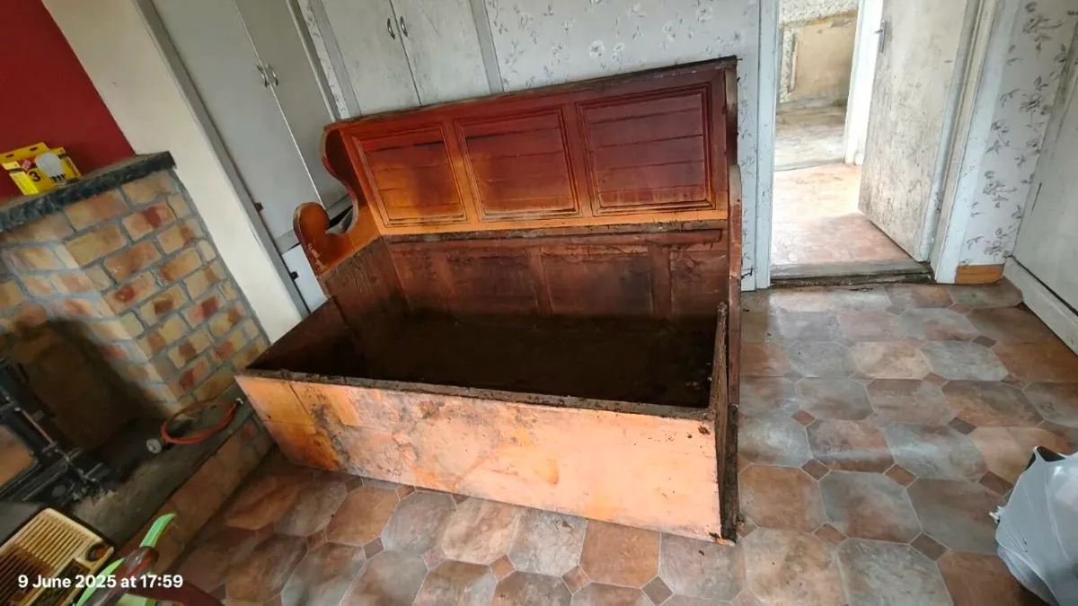 Settle bed (Murphy bed) - Image 1