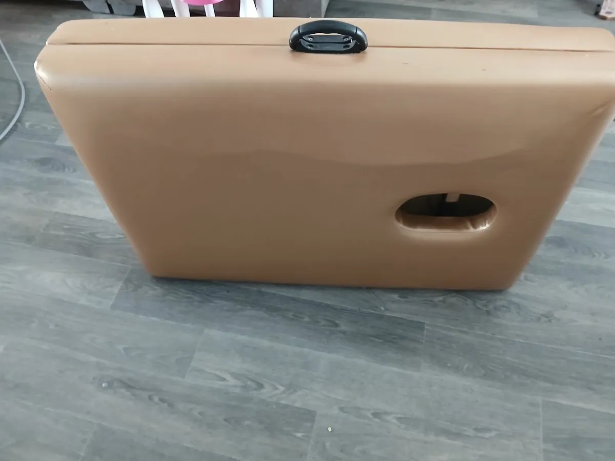 Massage bed and eyelash kit - Image 1