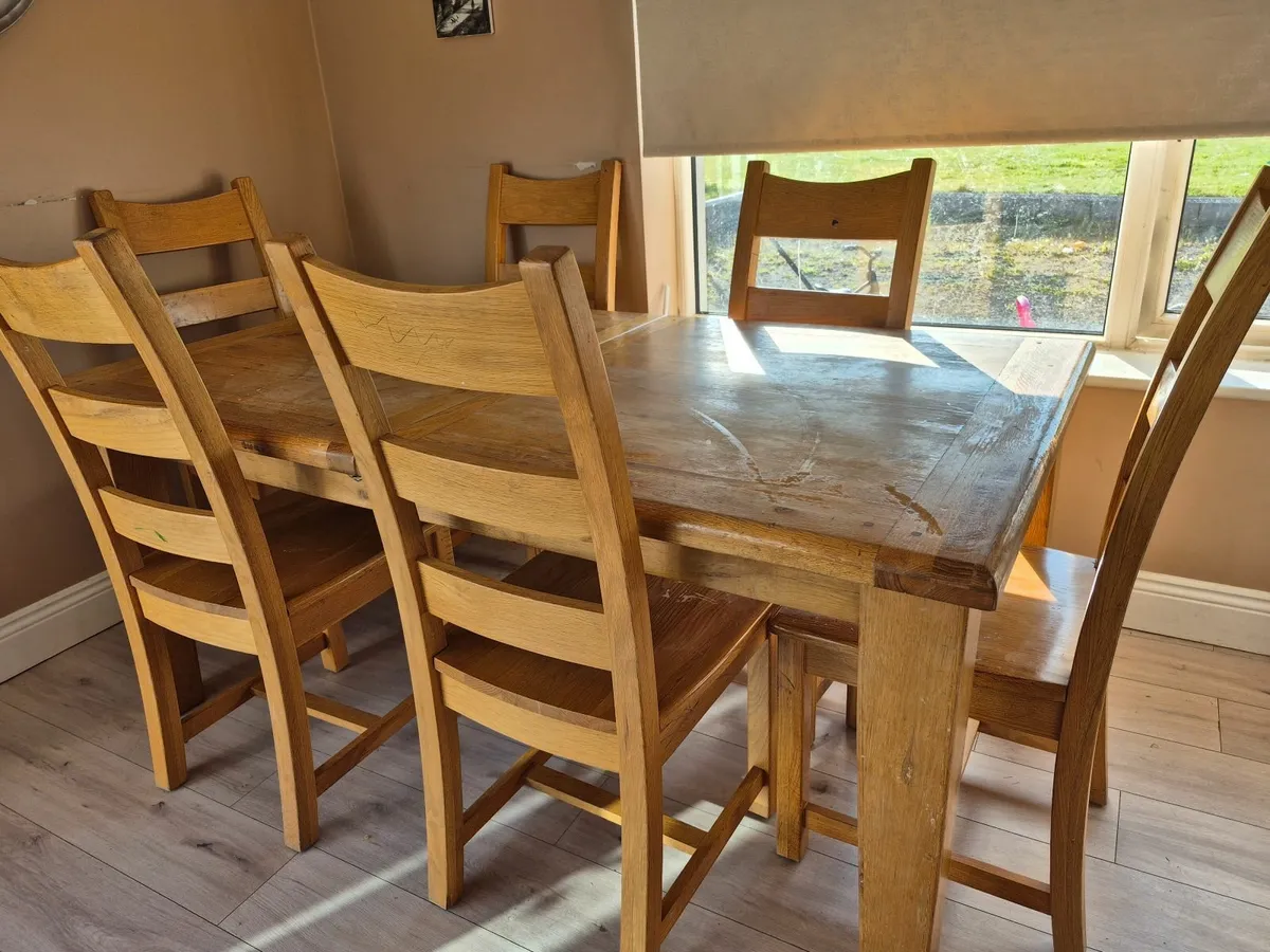 Solid oak extending table and 6 chairs - Image 2