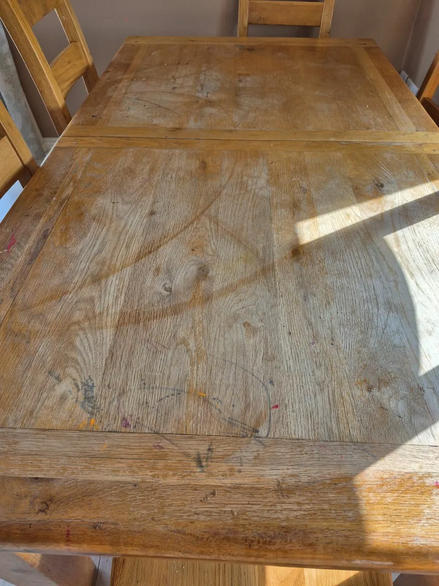 Solid oak extending table and 6 chairs - Image 3
