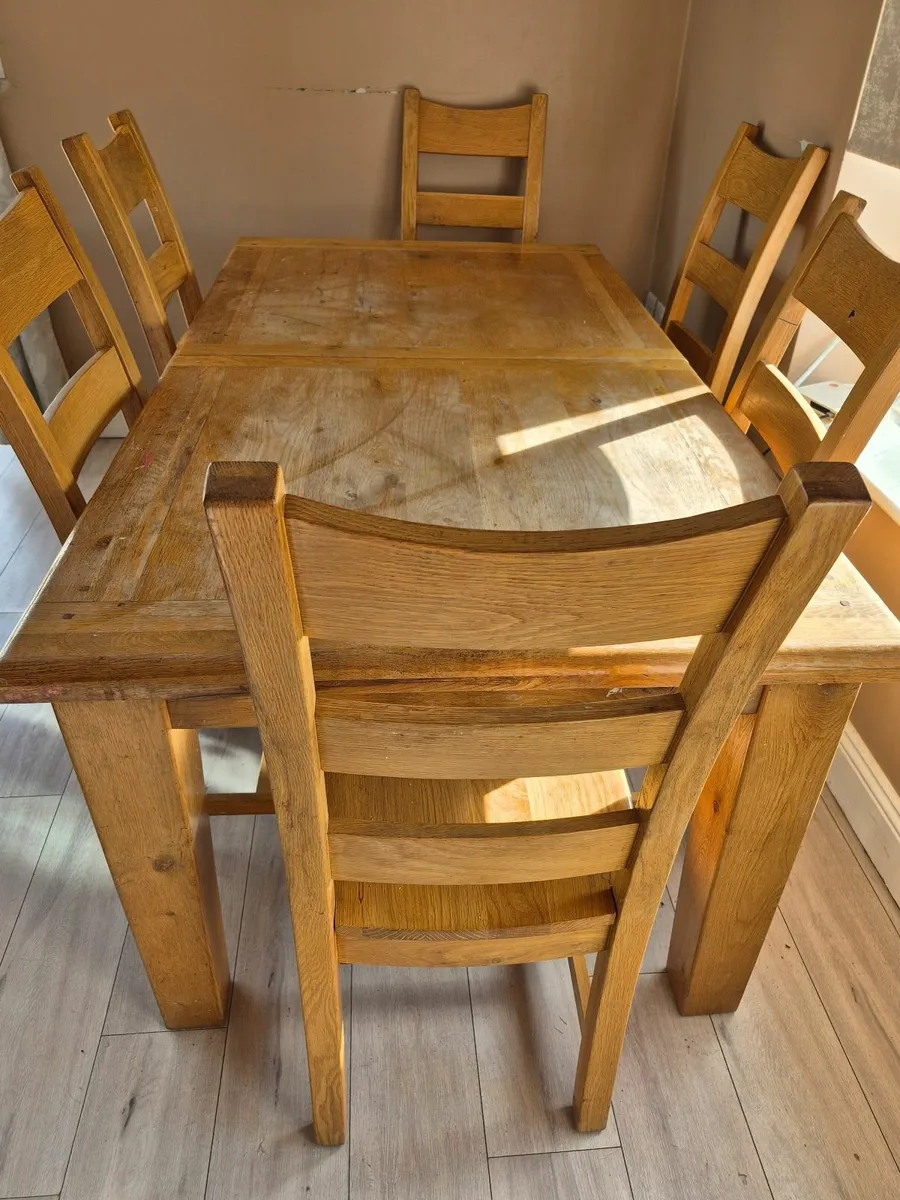 Solid oak extending table and 6 chairs - Image 4
