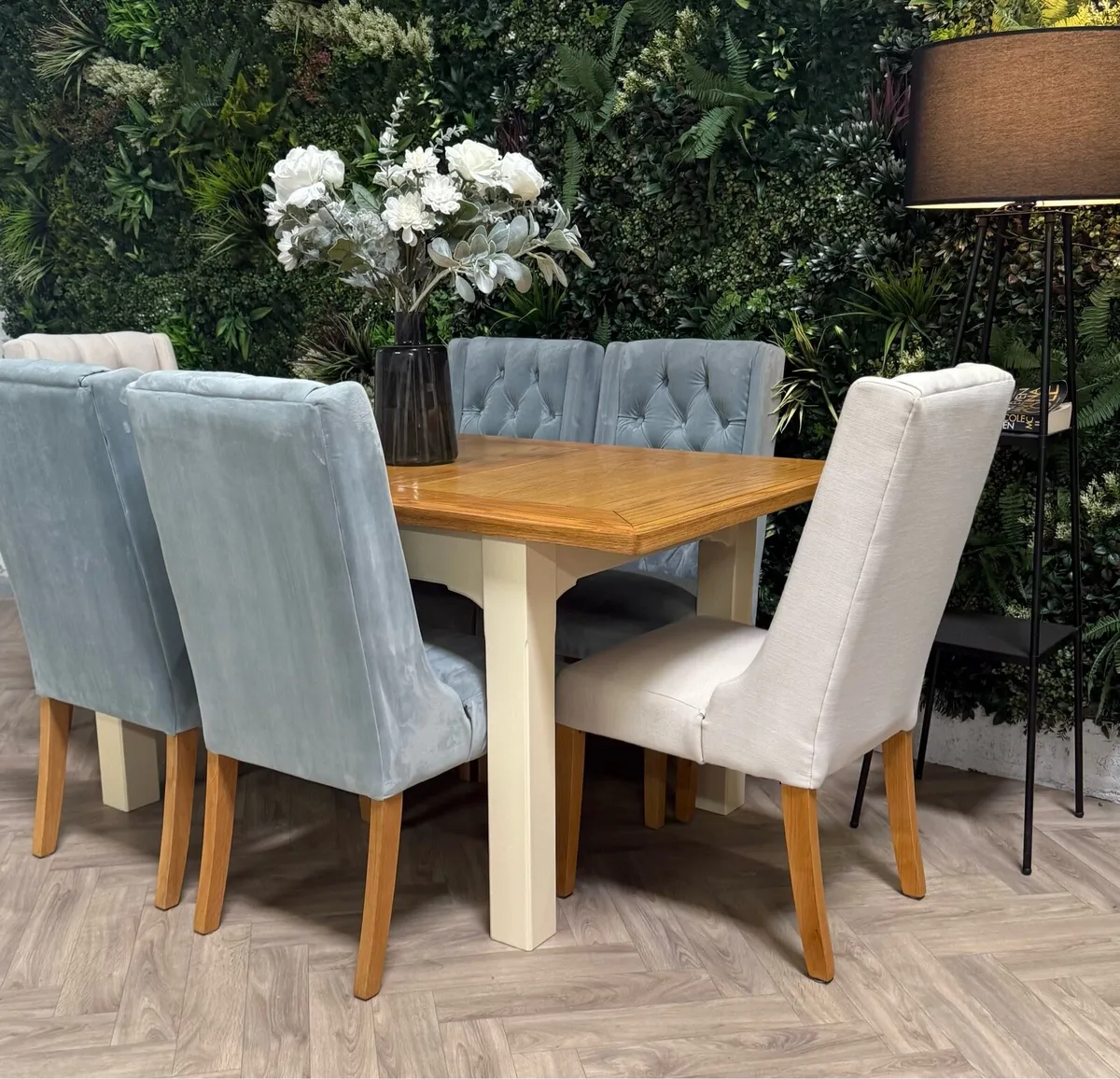 Extending oak kitchen table & 6 chairs - Image 1