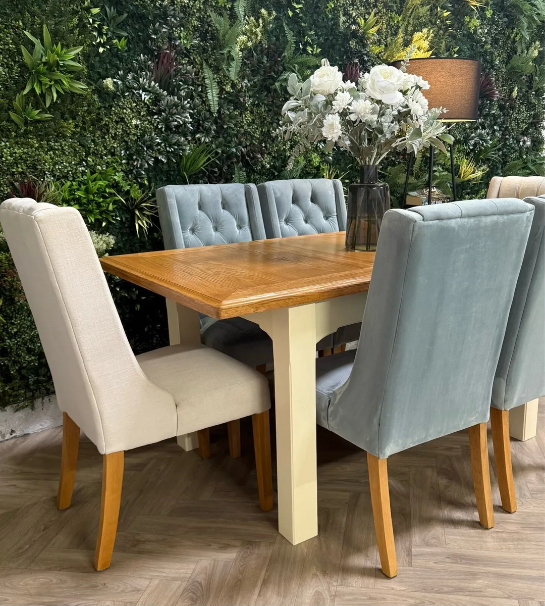 Extending oak kitchen table & 6 chairs - Image 2