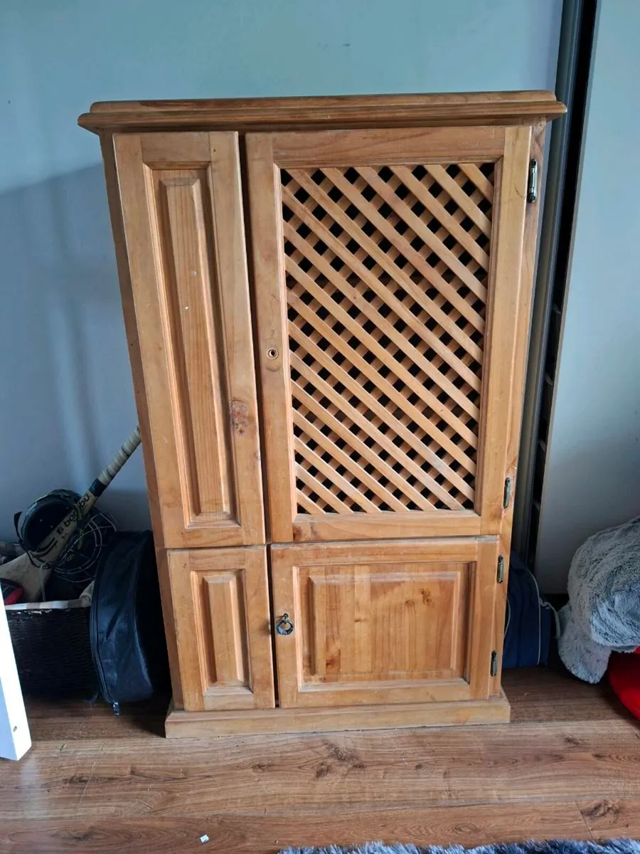 Cabinet - Image 1