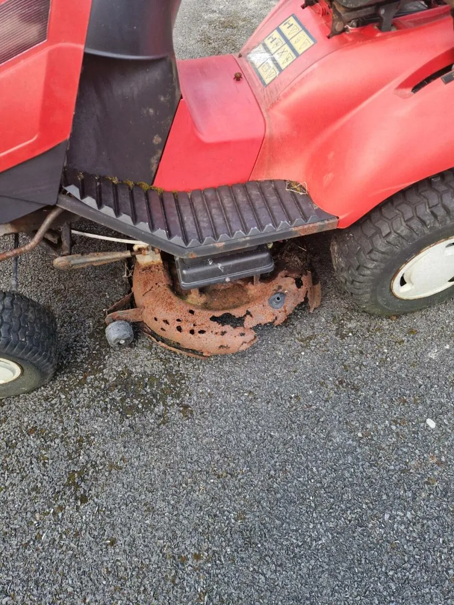 Ride on lawnmower - Image 1