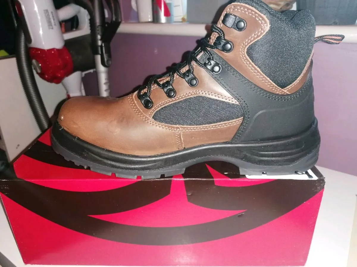 Work boots - Image 1