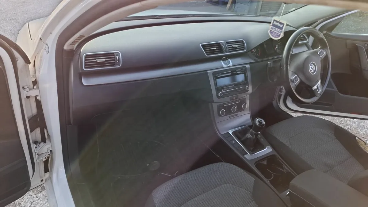 Volkswagen Passat 2012 - Image 2