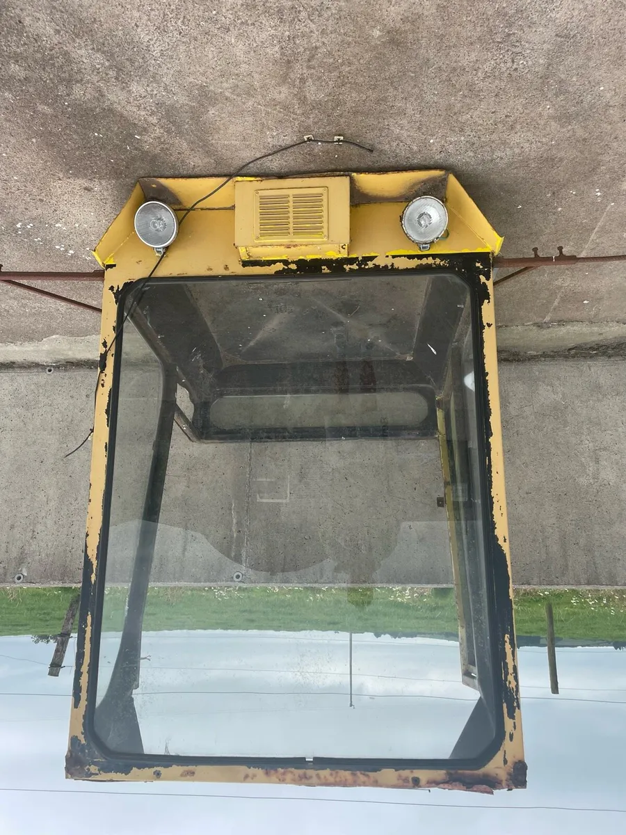New Holland combine cab - Image 3